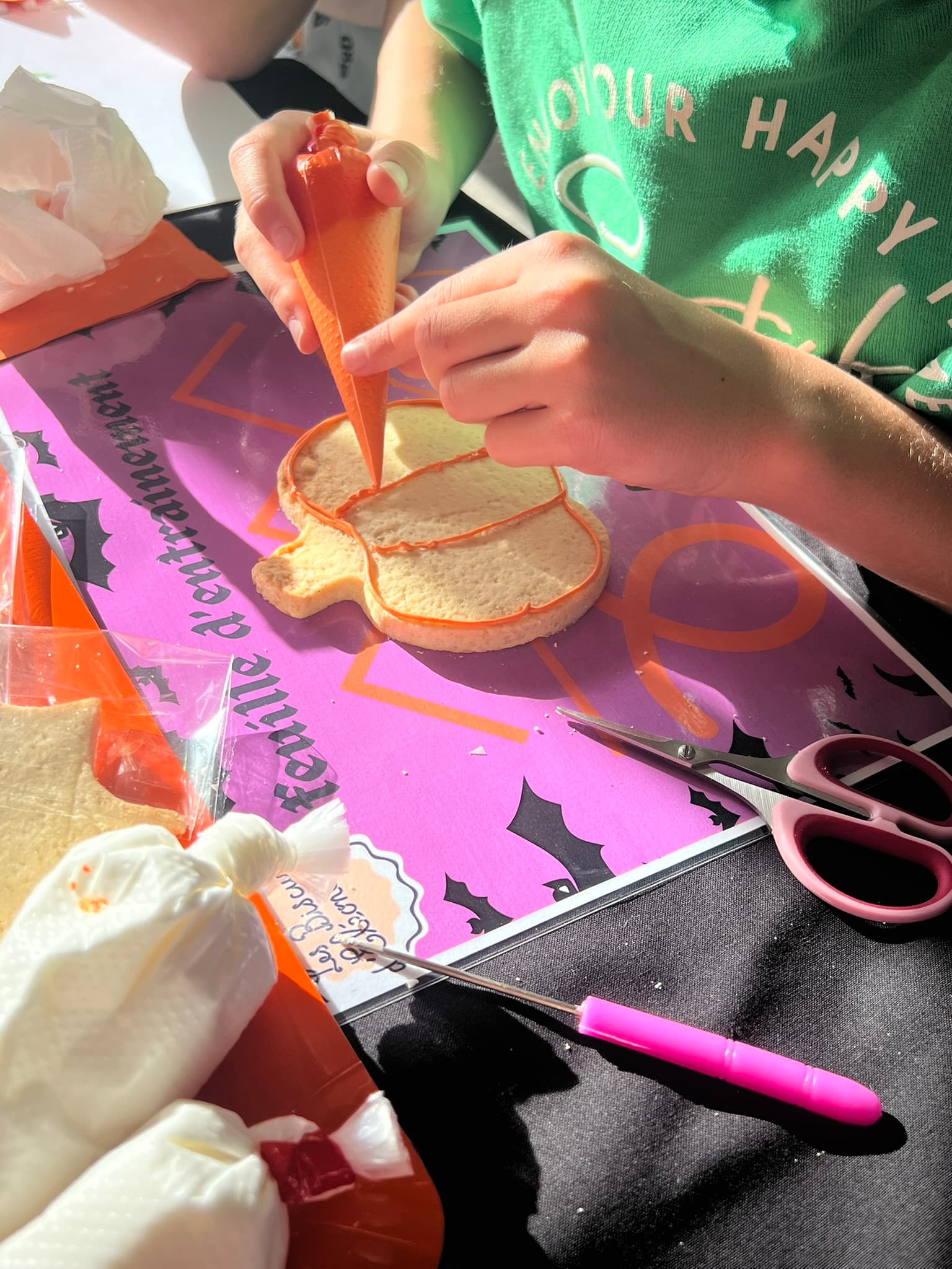 Atelier halloween création de biscuit Roscoff, décoration biscuit citrouille par enfant, glaçage orange