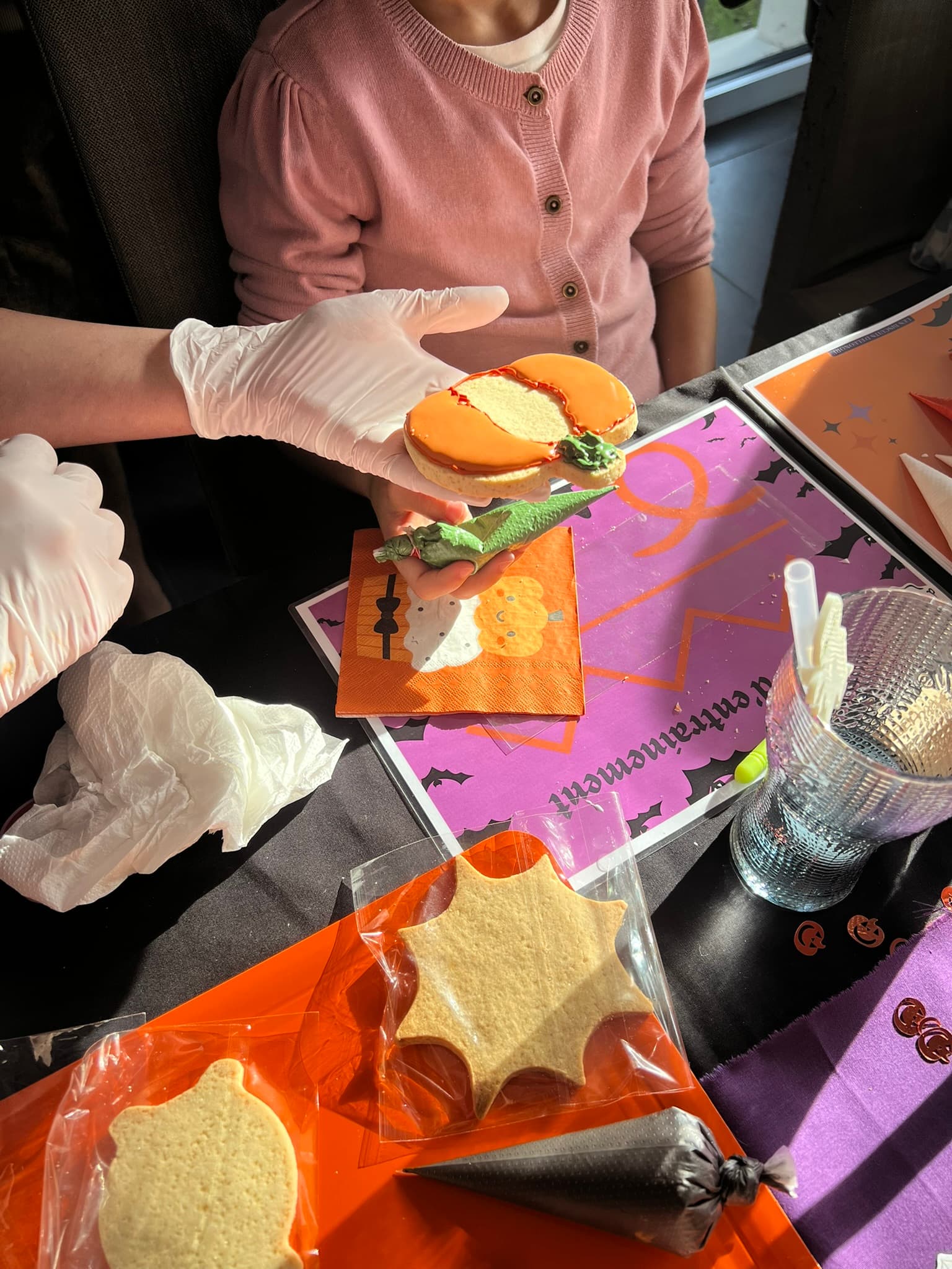 Atelier halloween création de biscuit Roscoff, décoration par enfant citrouille