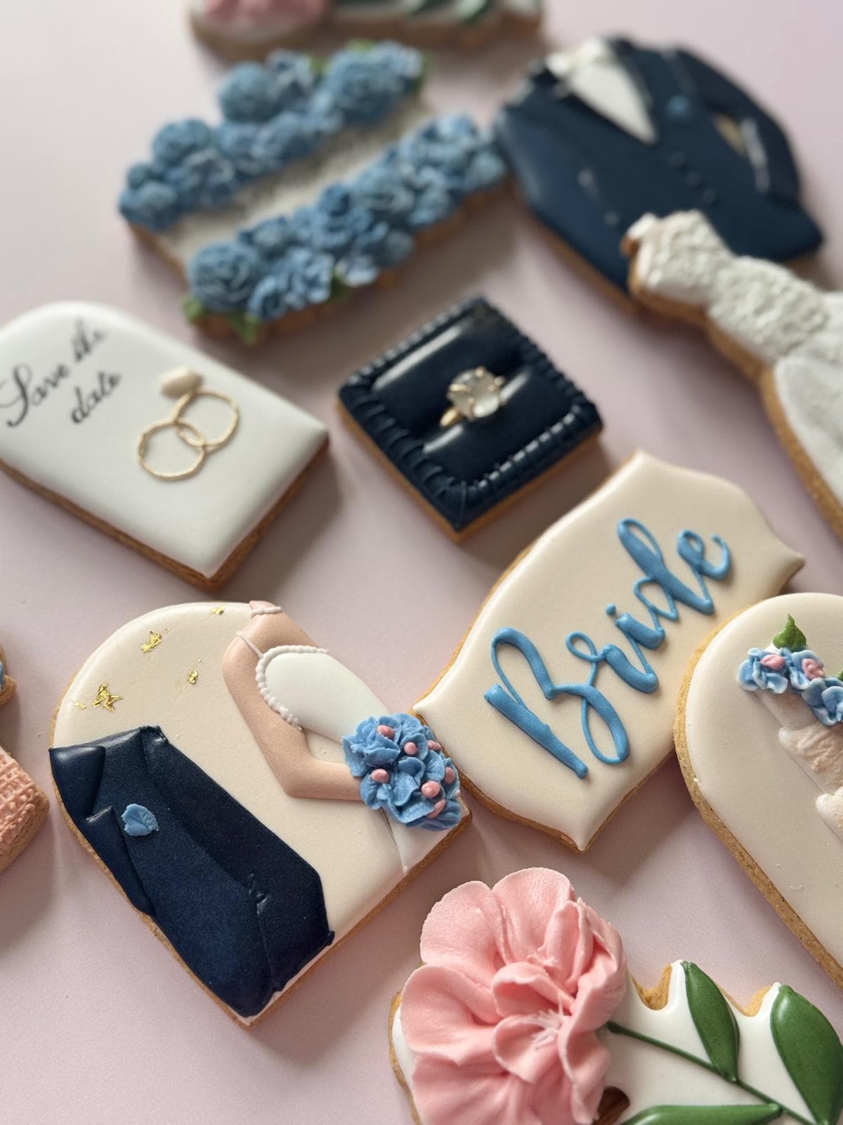 biscuit mariage, robe de marié, fleurs, bague, alliance, costard,bride, save the date